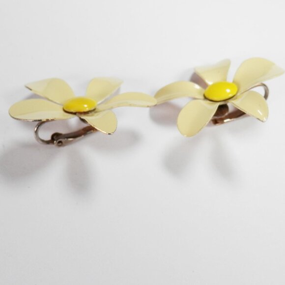 Vtg 60s 70s Clip On Light Yellow Enamel Flower Earring Mod Daisy Retro 1.5" - Picture 5 of 7